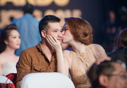 Dan Le, Jennifer Pham khong ngai hon dam duoi noi dong nguoi hinh anh