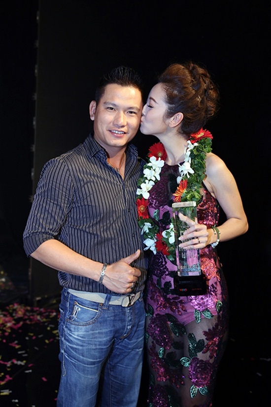 Từng không nhận được sự ủng hộ của người hâm mộ bởi những phần trình diễn không mấy nổi trội trong cuộc thi Cặp đôi hoàn hảo 2014, sau nhiều ngày nỗ lực không biết mệt mỏi, Jennifer Phạm đã xuất sắc giành được giải đồng chung cuộc trong niềm vui sướng vỡ òa. Ngay sau phút đăng quang, cô đã lập tức đến bên ông xã Đức Hải để chia sẻ niềm hạnh phúc của mình và không ngại trao cho anh một nụ hôn má tình tứ.