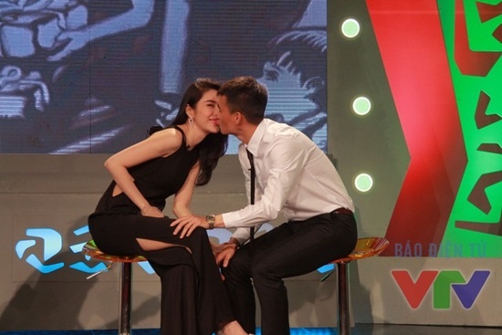 Thủy Tiên và Công Vinh cũng từng trao nhau một nụ hôn ngọt ngào trên sóng truyền hình.