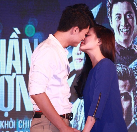 Nhận được nhiều tình cảm của khán giả sau khi cùng hợp tác trong bộ phim “Thần tượng”, Harry Lu và Hoàng Thùy Linh từng nhiều lần bị đồn rằng có tình cảm trên mức bạn bè, nhưng cả hai đều chưa từng thừa nhận.