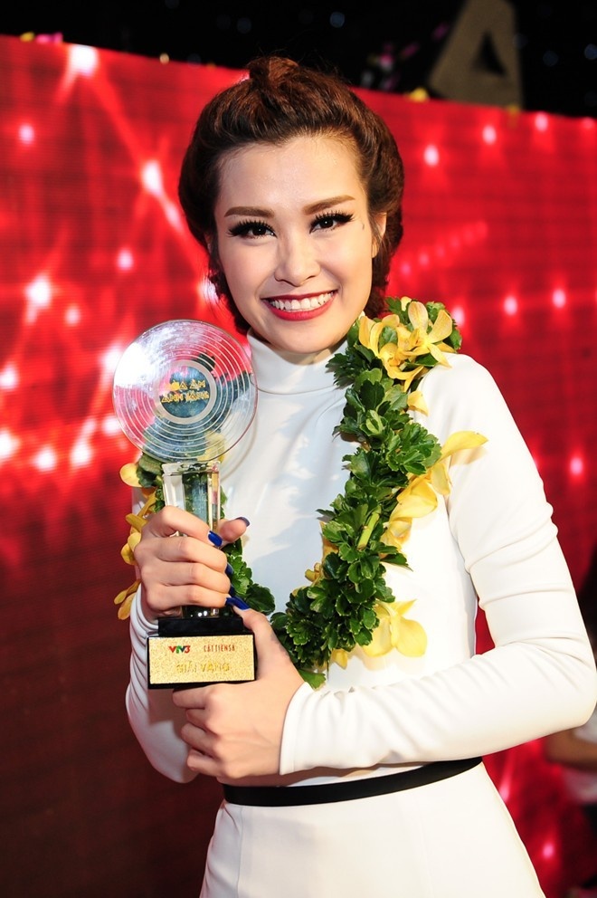 Đông Nhi nhận giải đặc biệt gây thắc mắc ở The Remix