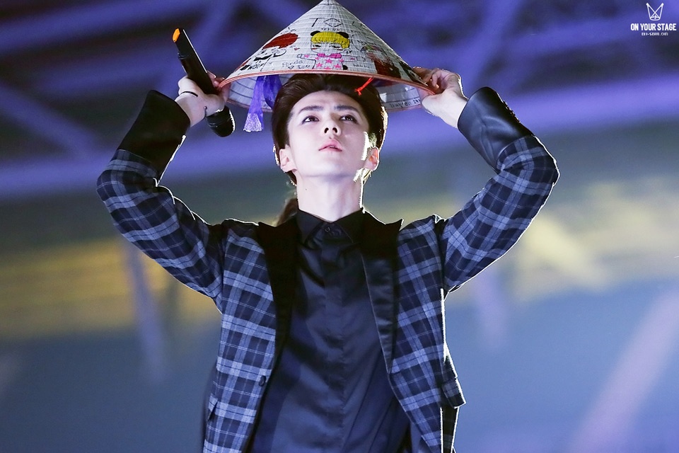 1. Trong chương trình Music Bank in Vietnam diễn ra hồi tháng 3 vừa qua, khoảnh khắc khiến fan nhớ nhất đó là khi các chàng trai EXO đội nón lá, tung tăng trên sân khấu