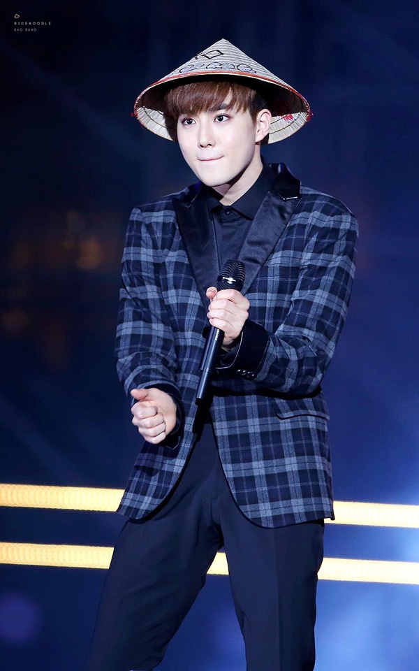 Cả Suho, Baekhyun và Chanyeol đều nhận nón lá từ fan Việt và đội nó trong suốt phần trình diễn.