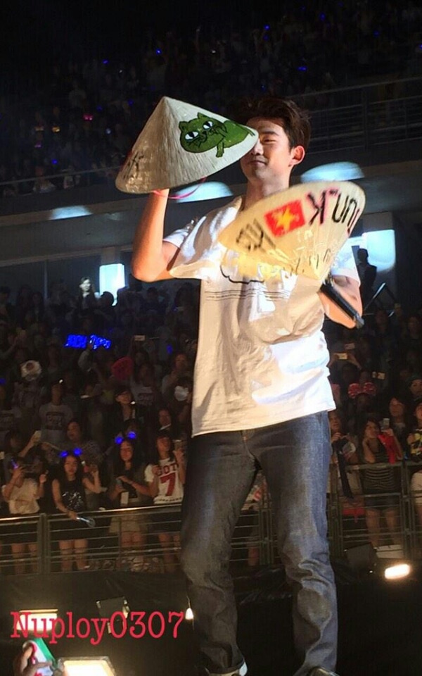 2PM nổi tiếng thân thiện với fan và trong một concert, khi được khán giả đến từ Việt Nam tặng chiếc nón lá, Taecyeon đã nâng niu trong suốt đêm diễn.