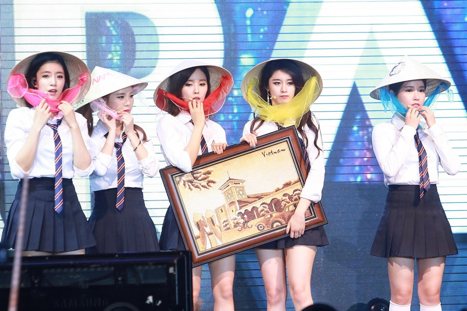 T-ara đã có buổi fanmeeting tại sân khấu Lan Anh, TP.HCM diễn ra vào tối 10/1/2015. Trong sự kiện này, các cô gái hết lòng chiều fan Việt khi dạy nhảy Bo Peep Bo Peep, nói tiếng Việt và đội nón lá…