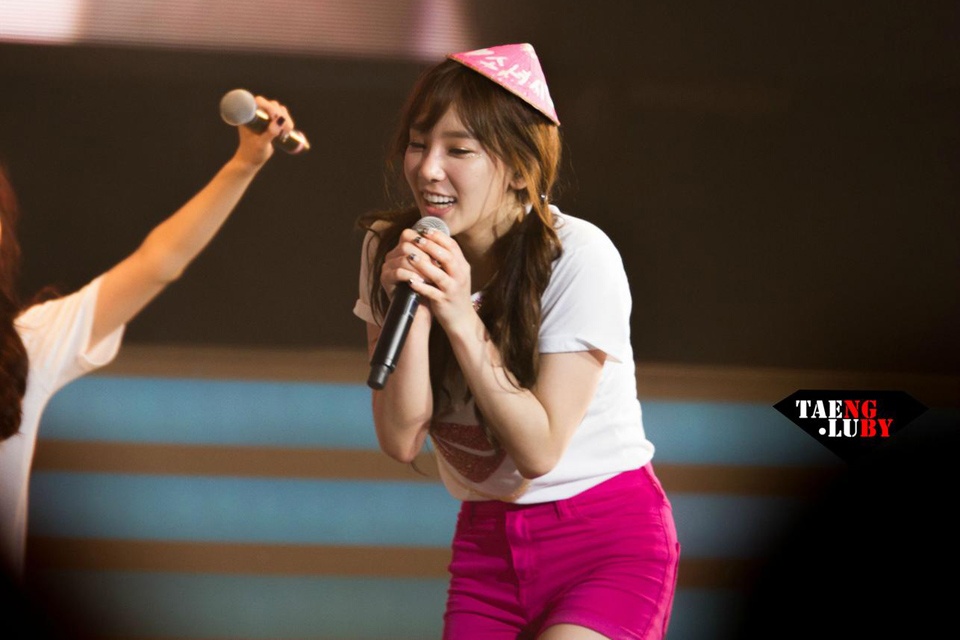 . Trong 1 concert, trưởng nhóm SNSD Taeyeon từng khiến các fan Việt vô cùng xúc động khi đội chiếc nón lá mini màu hồng mà các V-Sone đã chuẩn bị từ trước đó.