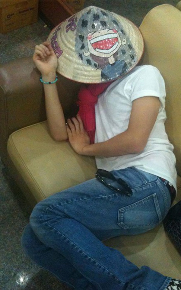 G-Dragon giữ khư khư chiếc nón lá khi ra sân bay về Hàn Quốc.