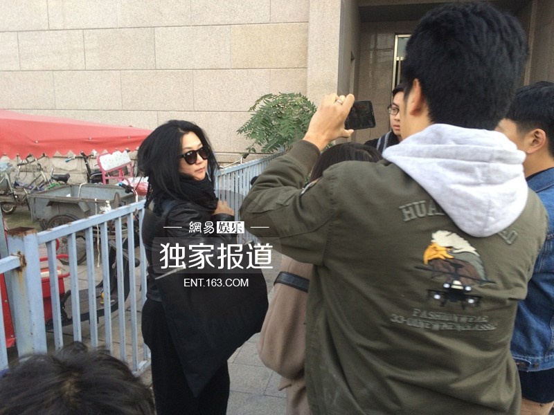 Tình cũ Trương Thiết Lâm - Hầu Tuấn Kiệt sau khi rời tòa cho biết rất tự tin sẽ thắng kiện. Trương và Hầu từng có giai đoạn hẹn hò khi bà còn là sinh viên Đại học, còn tài tử gạo cội là giảng viên. Chẳng ngờ, thời gian ngắn ngủi sau khi bà sinh nở, Trương Thiết Lâm vội tuyên bố chia tay.