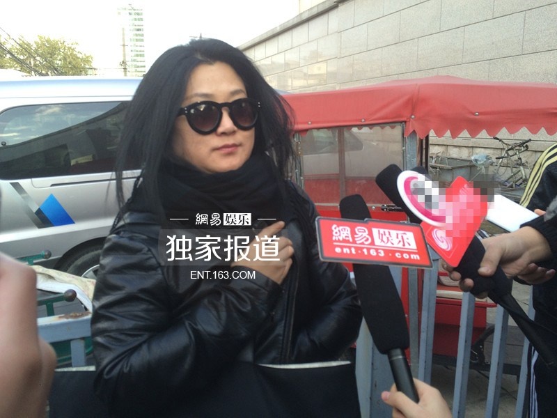 Khi phóng viên đề cập đến diễn biến của vụ kiện tại phiên tòa, bà chia sẻ: “Người đàn ông đó ngày hôm nay cuối cùng mới có dũng khí thừa nhận có người con gái này”. Nói về lý do khởi kiện đến cùng, Hầu Tuấn Kiệt tuyên bố: “Thật ra tôi chỉ muốn ông ta nói thật một lần trong đời. Chúng tôi không có bất kỳ mưu toan nào”. Được biết, phiên tòa sẽ tiếp tục diễn ra trong những ngày tới.