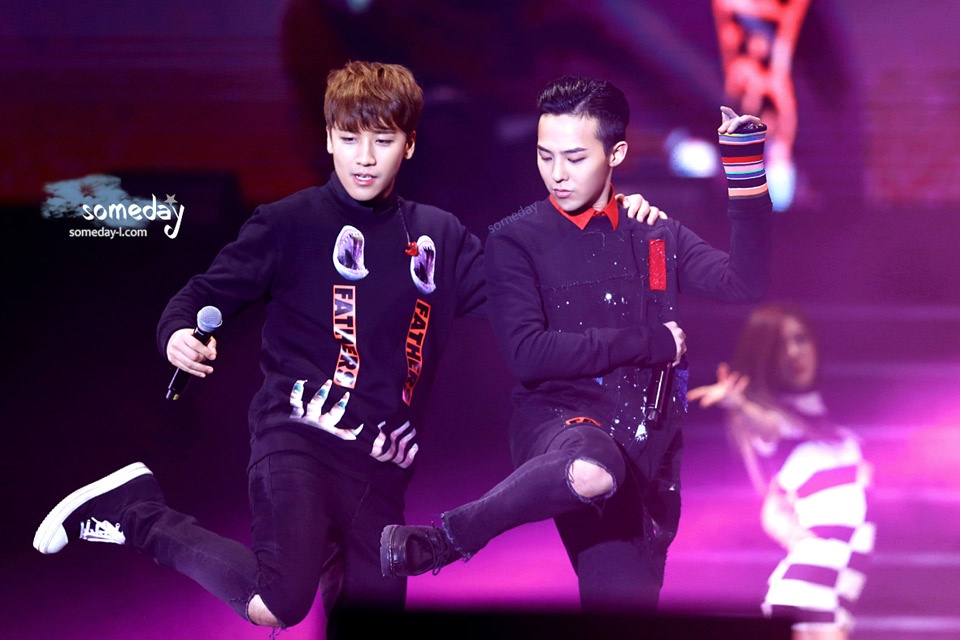 “Chúng tôi đã không nói với nhau câu nào trong suốt 3 tháng. Anh ấy hành động như thể tôi là người vô hình. Sau 3 tháng, cuối cùng cũng xuất hiện một cơ hội để chúng tôi thân thiết với nhau hơn. G-Dragon và tôi đều cực kỳ thích phim truyền hình Goong. Vì bộ phim đó nên anh ấy mới bắt chuyện với tôi. Anh ấy hỏi tôi khi nào thì bộ phim phát sóng. Tôi đã xem hết tất cả các tập của Goong và vô cùng mãn nguyện khi Yoon Eunhye gặp lại Joo Jihoon”, Seungri chia sẻ về quãng thời gian bị G-Dragon ghẻ lạnh.