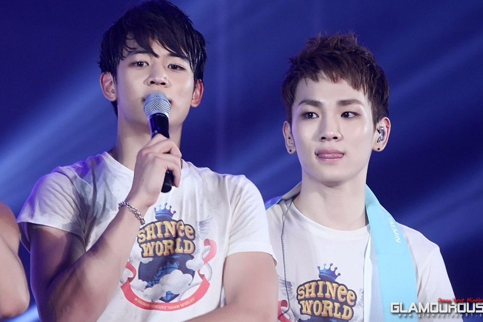 Key và Minho đã thú nhận rằng hai người không ưa nhau và tranh cãi nhiều lần trong thời gian làm thực tập sinh. “Chúng tôi cùng tuổi, và chúng tôi tranh cãi từ những điều rất nhỏ nhặt. Bắt đầu từ Daegu, tôi đã nói chuyện bằng tiếng địa phương và đó là lý do Minho nghĩ rằng tôi luôn nổi giận với anh ấy. Minho thiết lập một giới hạn giữa người nhỏ và người lớn hơn, và tôi thực sự không thích điều này. Điều đó gây ra một cuộc tranh cãi rất lớn giữa tôi và Minho. Chúng tôi đã rất khó xử trong hai năm sau đó”, Key chia sẻ.