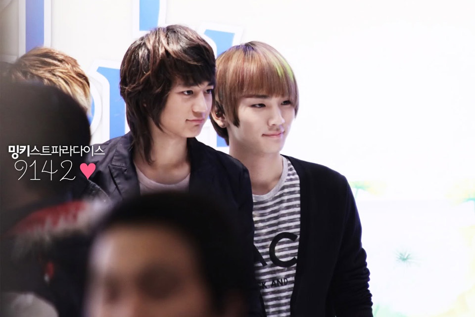 Nhớ lại lúc đó, Minho chia sẻ nói thêm: “Lúc đó thật khó xử khi nói chuyện với cậu ấy. Chúng tôi luôn quay lưng lại với nhau và hầu như không hỏi thăm những gì mà chúng tôi làm”. “Nhưng sau khi đã trải qua 24 tiếng cùng nhau trong 5 năm, chúng tôi đã trở nên thân thiết như một gia đình”, Minho giải thích, “Cậu ấy trở thành một người bạn không thể thay thế được”.