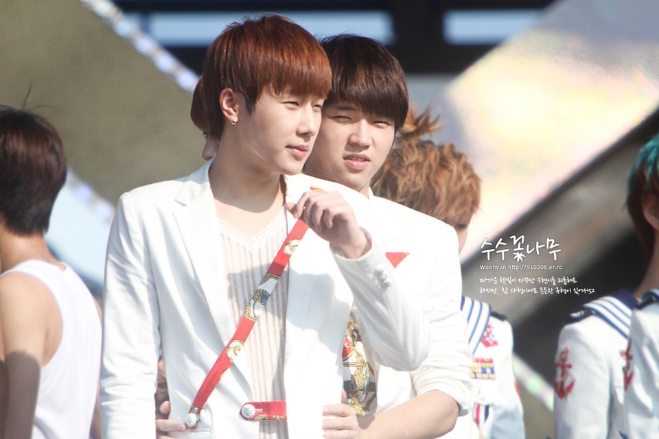 Sunggyu đã rất ghét Woohyun trong thời gian còn là thực tập sinh, thậm chí, Sunggyu còn nói nếu như không cùng nhóm thì anh chàng không muốn gặp lại Woohyun. Thế nhưng, bây giờ Woohyun lại là người được Sunggyu tin tưởng nhất.