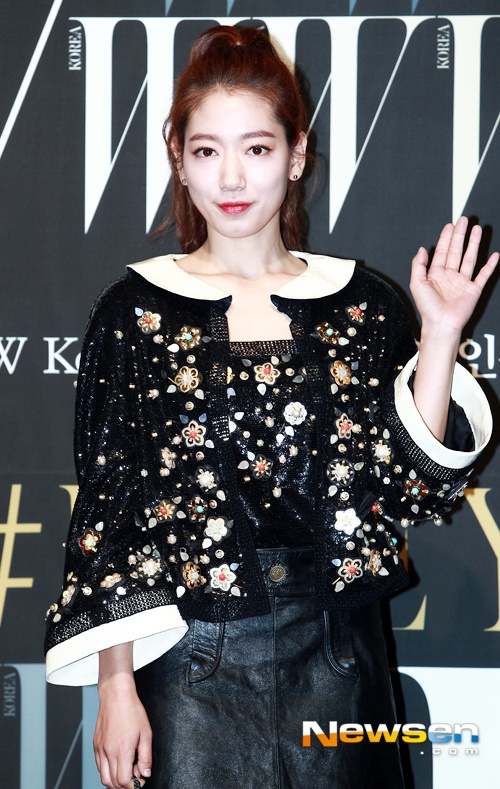 Tối 27/10, nhiều nghệ sĩ tham dự sự kiện quảng bá chiến dịch phòng chống ung thư vú do W Korea tổ chức diễn ra tại khách sạn Bốn Mùa, Seoul (Hàn Quốc). Park Shin Hye có mặt từ khá sớm. Nhưng ít ai nhận ra được vẻ trẻ trung khi cô trang điểm đậm và mặc trang phục tối màu.