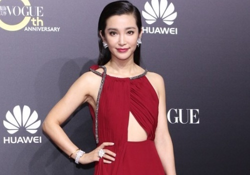 Tai tu, giai nhan Hoa ngu khoe sac tren tham do hinh anh