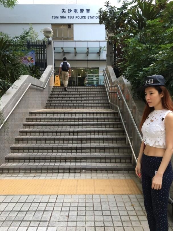 Ngải Mỹ Kỳ trình báo cảnh sát.