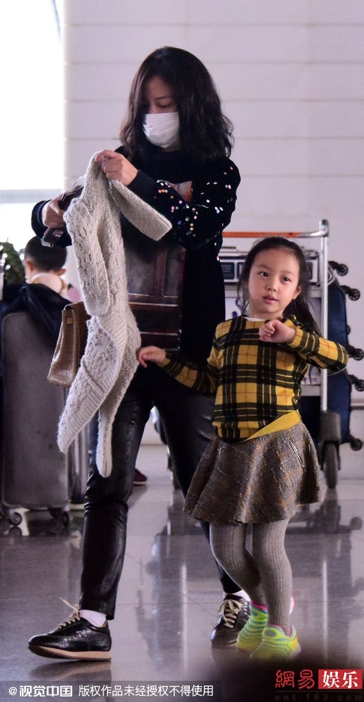 Triệu Vy và Tiểu Tứ Nguyệt tại sân bay Bắc Kinh. Cô bé 5 tuổi ngày càng đáng yêu.