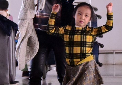 Con gai Trieu Vy cang lon cang giong me hinh anh