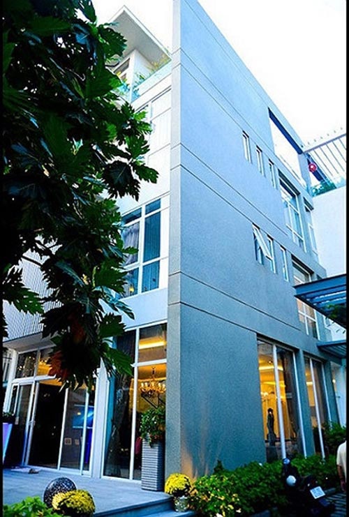 Ngôi biệt thự xa hoa của Trương Ngọc Ánh nhìn từ bên ngoài.