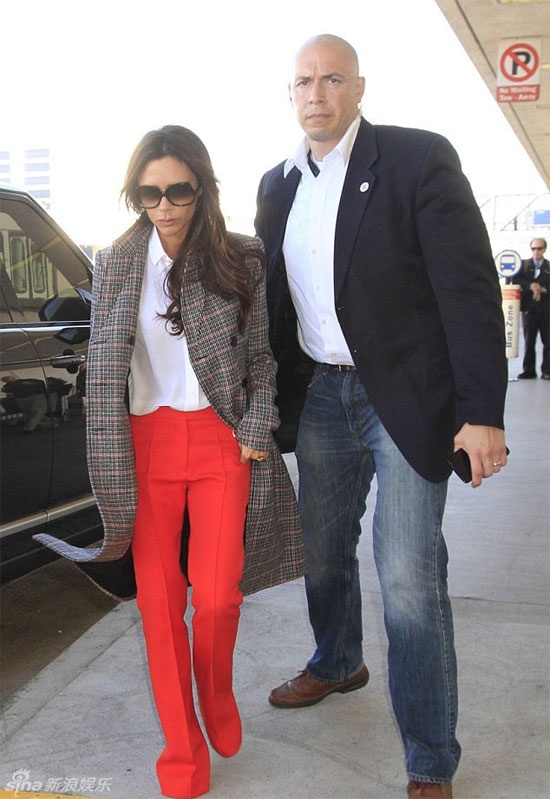 Áo choàng kẻ sọc, áo sơ mi trắng, quần dáng suông sắc màu là item cực chất của nhà thiết kế Victoria Beckham.