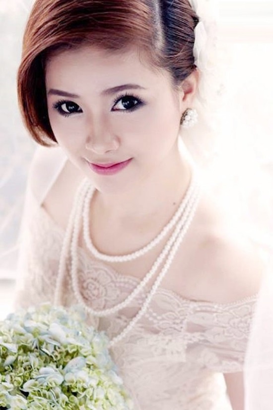 Vào tháng 3 năm nay, Dương Hoàng Yến đã từng chia sẻ nội dung tin nhắn gạ tình của một người đàn ông sống ở nước ngoài trên trang cá nhân của mình. Theo đó, người đàn ông này đã gạ gẫm nữ ca sĩ đi du lịch cùng anh ta và sẽ tặng cô 8000 đô la Mỹ cùng với nhiều quà tặng như túi LV, đồ makeup, Iphone, Ipad..