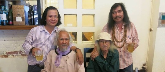 Nhà thơ Đông Ki Rét và bằng hữu văn nghệ sĩ