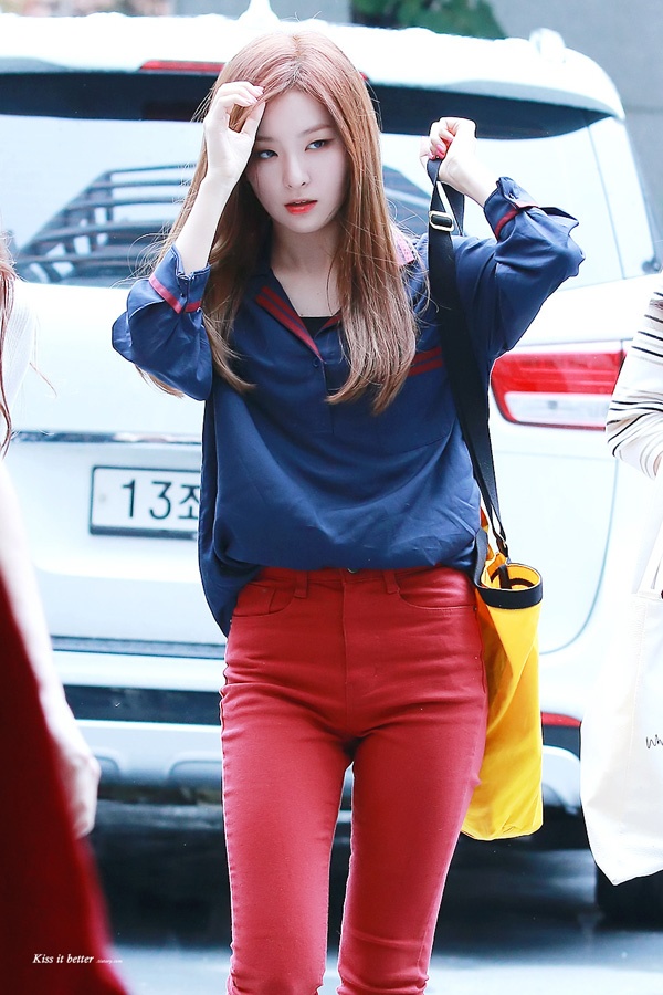 Seulgi (Red Velvet) chọn sơ mi sẫm màu để phối sành điệu với quần skinny jean đỏ nổi bần bật.