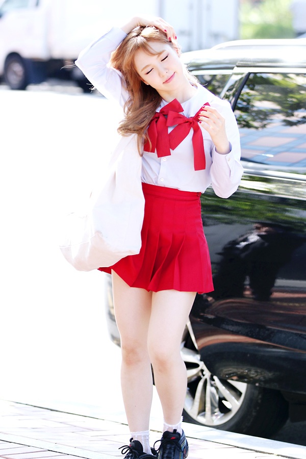 Wendy hóa nàng teengirl với phong cách preppy ngọt ngào.