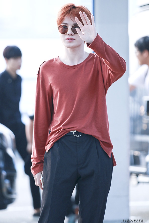 Sungjong (INFINITE) diện áo thun trơn “trùng tông” với gam màu tóc.