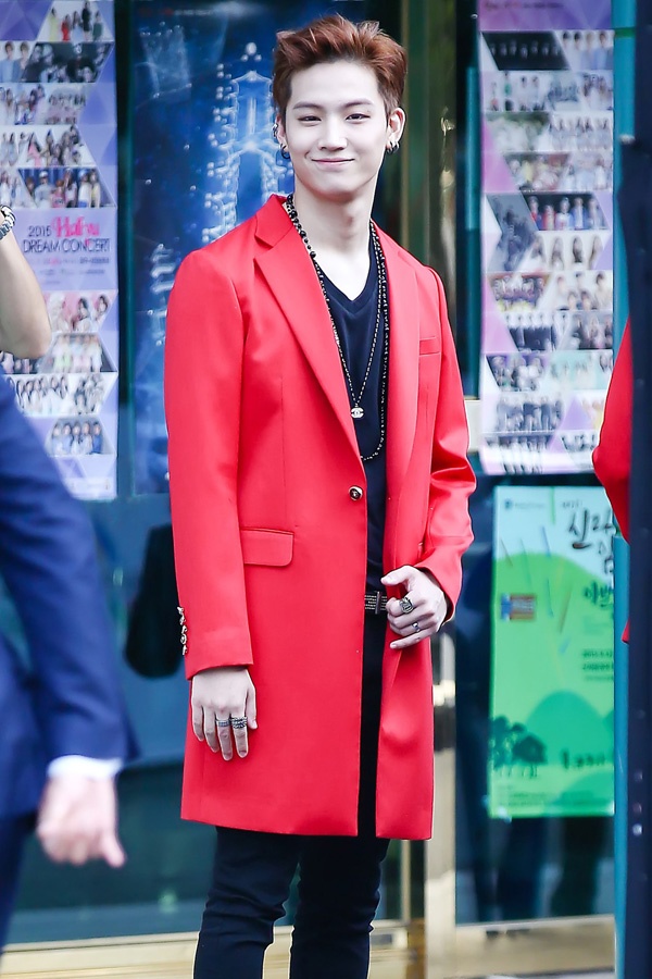Jb (Got7) nam tính trong set đồ đen được đính kèm trang sức bụi bặm và khoác thêm áo choàng vest đỏ.