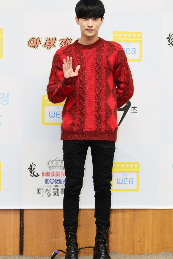 Jinyoung (B1A4) diện áo len đơn giản cùng quần jean và boot đen thời thượng.
