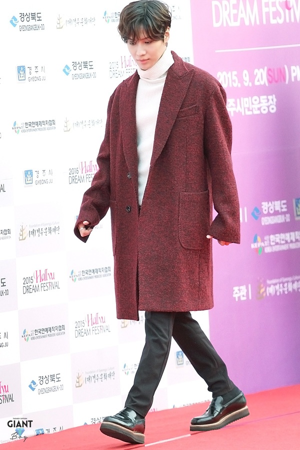 Taemin (SHINee) giữ ấm bằng áo choàng mang gam màu đỏ rượu vang đắt giá.