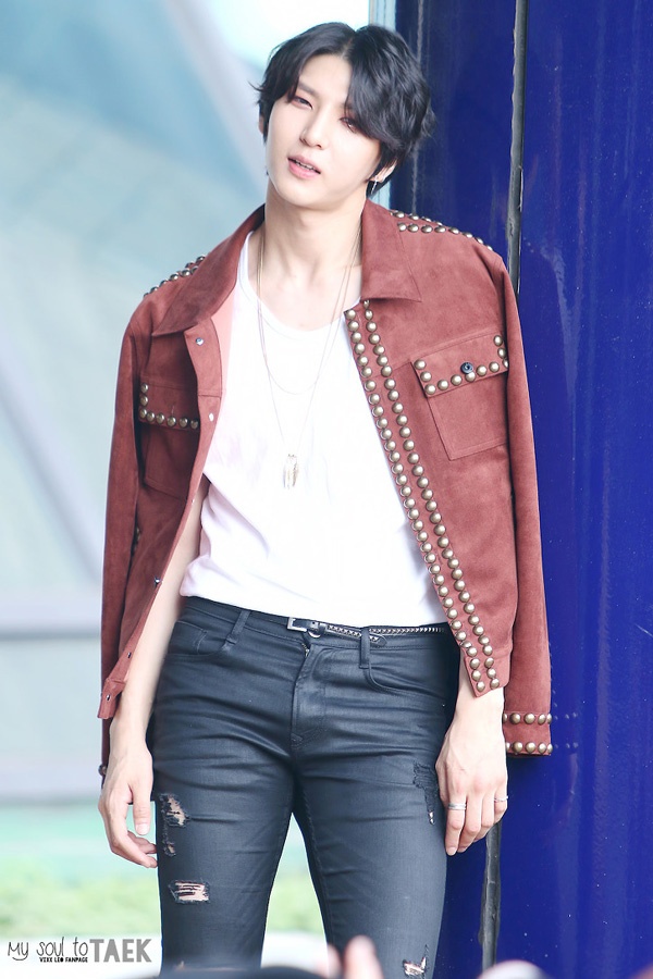 Leo (VIXX) chọn item có chất liệu thiết kế nhẹ nhàng và dễ phủi bụi hơn.
