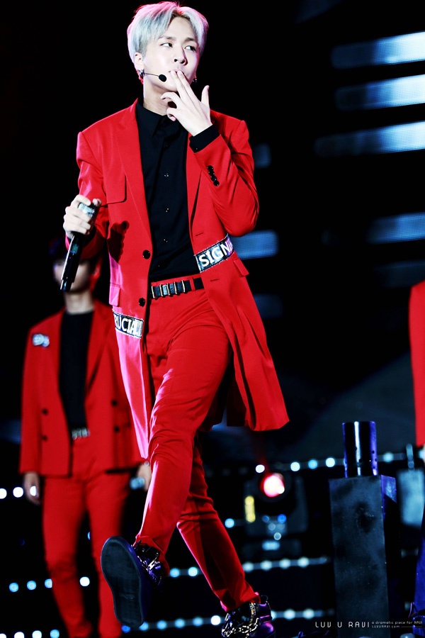 Tông màu tưởng chừng “chói lóa” này còn được các nam idol như Ravi…