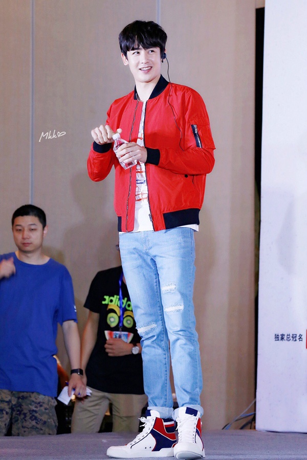 Nichkhun (2PM) “update” nhanh tông màu độc cho mẫu áo “hot trend” bomber jacket.