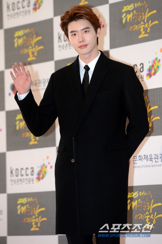 Lee Jong Suk bảnh bao trước ống kính.