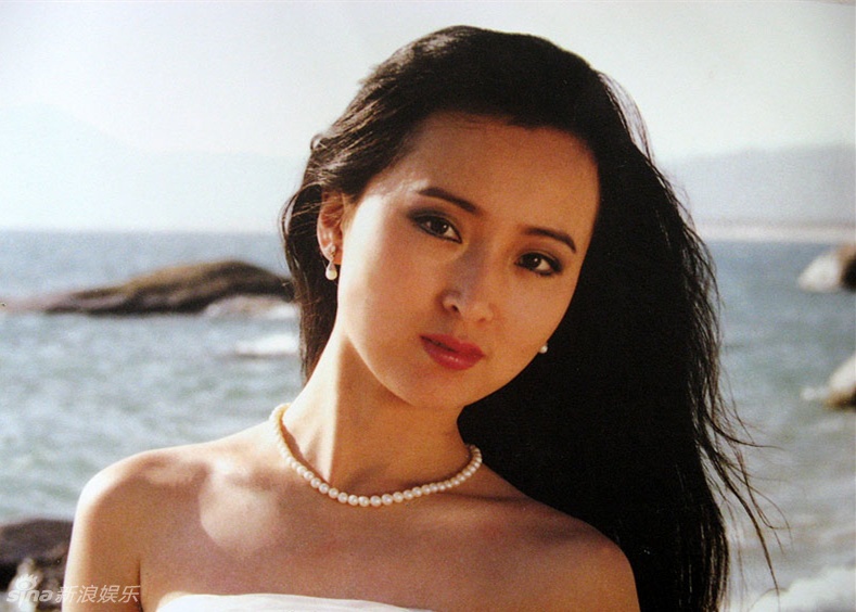 Ngày 29/10 là sinh nhật của Trần Hiểu Húc. Nàng Lâm Đại Ngọc kinh điển đã qua đời cách đây 8 năm nhưng truyền thông cùng người hâm mộ chưa bao giờ quên cô.Trong dịp sinh nhật năm nay, Sina đăng tải những hình ảnh hiếm thời xuân sắc của minh tinh ngày nào.