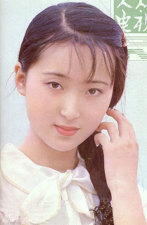 Sinh năm 1965 tại tỉnh Liêu Ninh (Trung Quốc), Trần Hiểu Húc nhỏ nhắn mảnh mai từ thời bé. Cha cô từng nói: 