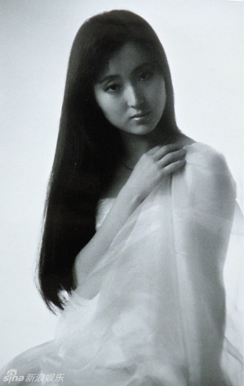 Năm 1976, cô theo học Trung học An Sơn. Tại đây, Hiểu Húc học ballet, ca hát và được mệnh danh là Hoa khôi trường.