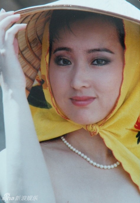 Trần Hiểu Húc được biết đến như nàng Lâm Đại Ngọc kinh điển trong phim Hồng lâu mộng. Cô còn được ca ngợi là nhà kinh doanh có trình độ. Người ta xuýt xoa, nể phục tài năng và sắc đẹp Hiểu Húc. Nhưng mọi người cũng khóc cho cô - một phận má hồng đoản mệnh. Cô qua đời ở tuổi 41 vì bệnh ung thư vú.