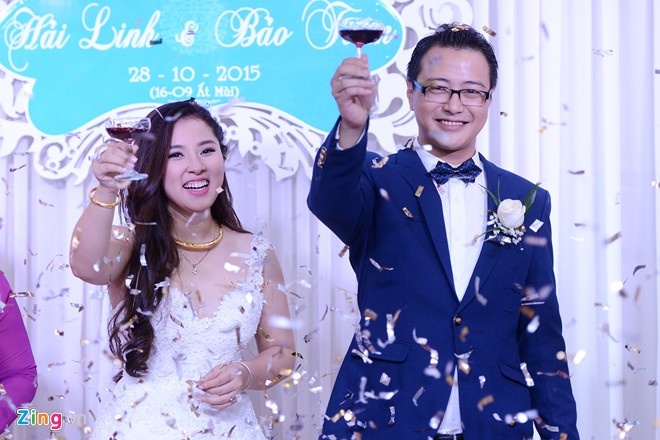 Vị hôn phu của nữ ca sĩ Chỉ còn những mùa nhớ tên là Nguyễn Duy Hải Linh, hiện đang làm việc trong một công ty thiết kế nội thất. Gương mặt đạo mạo, nam tính và vóc dáng cao ráo của anh khiến các fan hâm mộ của Bảo Trâm trầm trồ và không quên gửi lời chúc mừng đến với thần tượng của mình. Hình ảnh hiếm hoi về vị hôn phu của Bảo Trâm được ghi lại trong lễ ăn hỏi