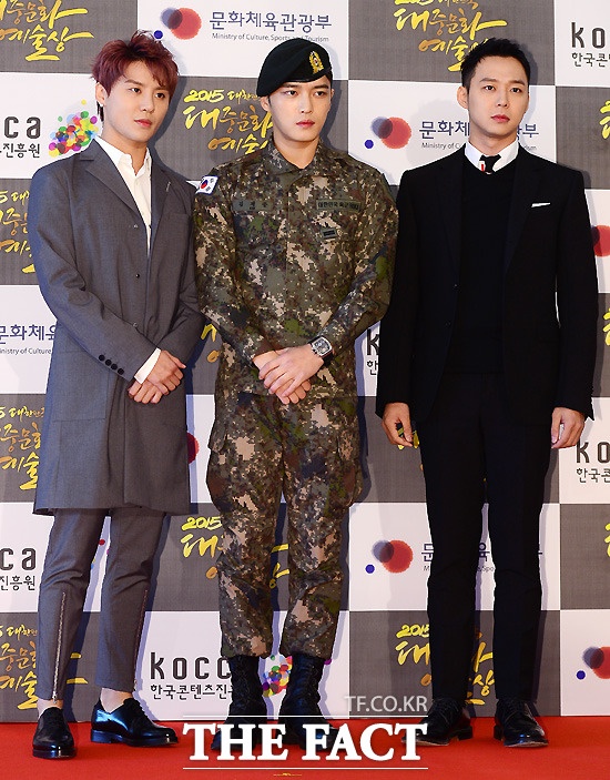 Ba anh chàng nhóm JYJ. Jaejoong dù nhập ngũ vẫn có mặt.