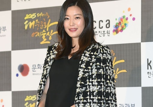 Jeon Ji Hyun lan dau khoe bung bau giua dan sao hinh anh