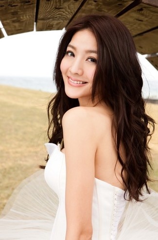 Cô phủ nhận mọi cáo buộc.