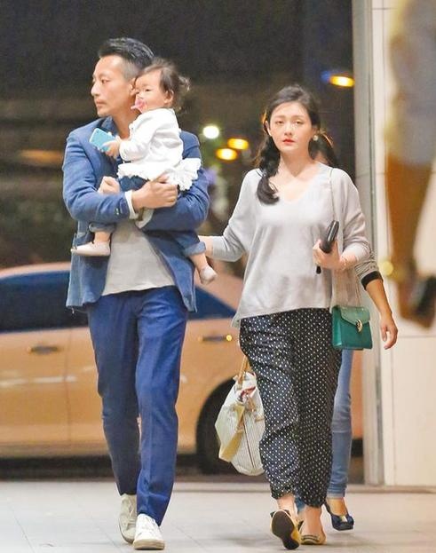 Đại S bụng lùm xùm khi đi dự tiệc với chồng con vào tối 29/10.