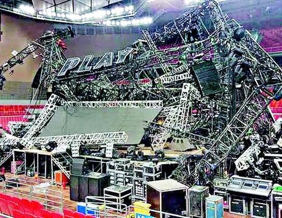 Hệ thống khung thép lắp đặt các thiết bị ánh sáng bị đổ sập xuống khán đài.