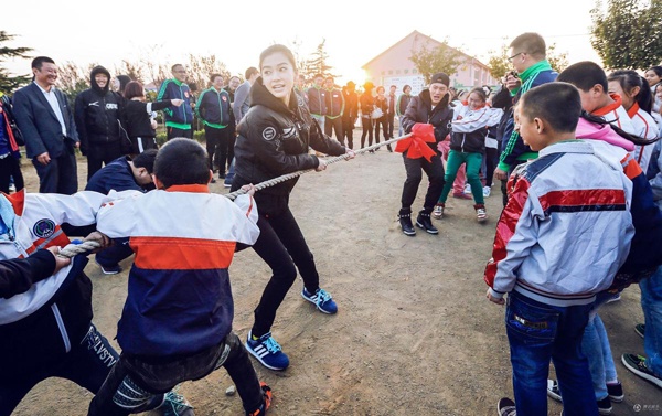 Angelababy tham gia năng nổ trong các hoạt động giải trí cùng các em nhỏ. Huỳnh Hiểu Minh quyết định quyên góp hơn 200.000 NDT ủng hộ các em nhỏ có hoàn cảnh khó khăn.