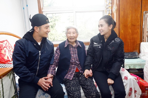 Không chỉ thế, Huỳnh Hiểu Minh đưa vợ đến gặp một lão bà cơ nhỡ. Theo anh chia sẻ, anh thường gọi bà là bà Lục. 