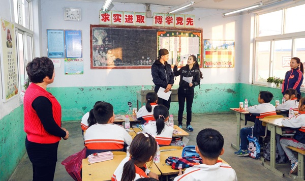 Hai người cùng giao lưu với các em nhỏ.