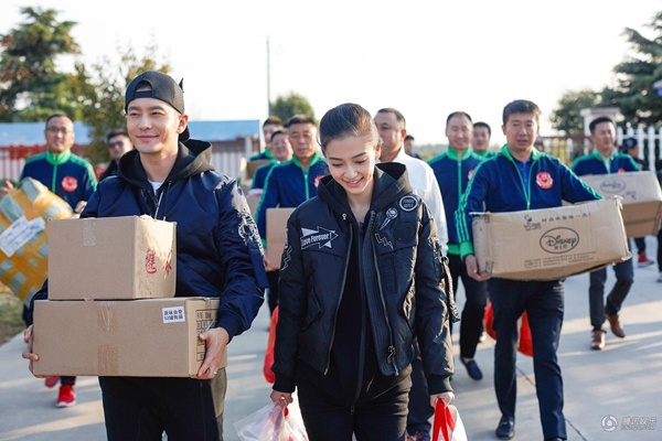 Theo QQ, mới đây, Angelababy và Huỳnh Hiểu Minh đã trở về Thanh Đảo (Sơn Đông) tham gia các hoạt động từ thiện. Cô con dâu xinh đẹp của Thanh Đảo e ấp bên chồng trong chuyến về thăm quê hương.